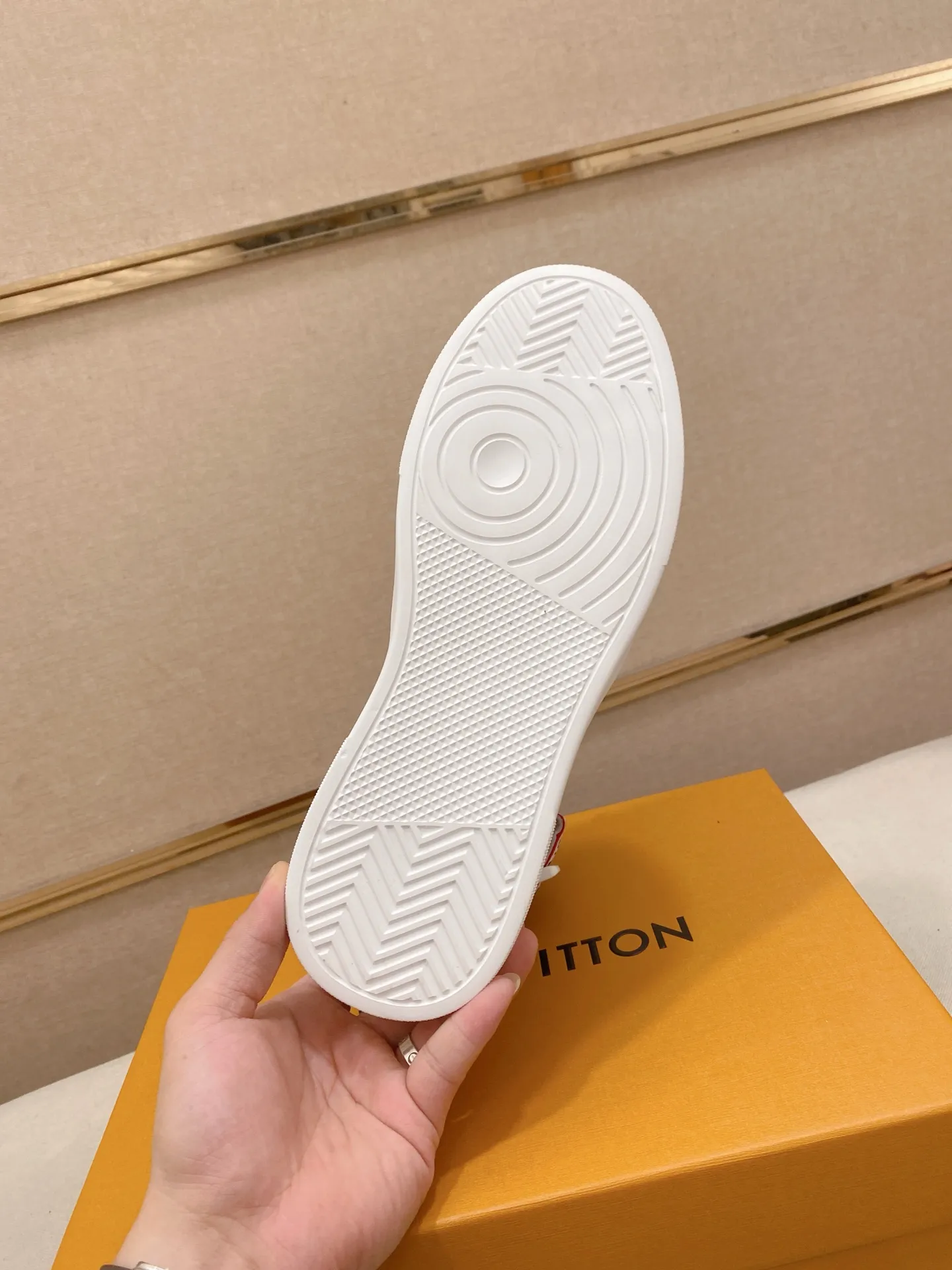 Men's shoes 400💰louis vuitton (Louis Vuitton/lv)🔍🔍The new counters are on sale at the same time. The uppers are imported from Italy. ⃣️Re-engraved🇮🇹💪💪, ⚠Sole: The original sole is specially provided by the original factory, the exclusive movable molded sole is super comfortable, ⚠Original and single goods 🔍high quality, you can enter and leave the counter at will, welcome to compare⚠. Code number: 38-44 (45/customized, non-refundable)